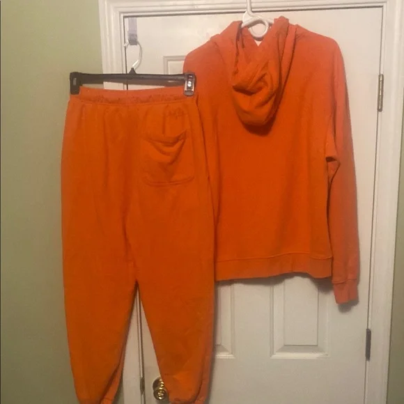 Men’s Jordan Orange Hoodie and Joggers Set - Picture 2 of 2